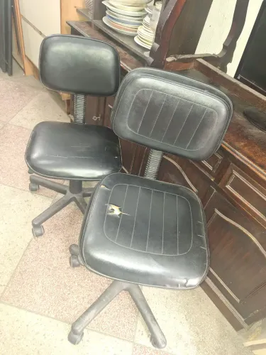 Cadeiras para escritório com avaria.