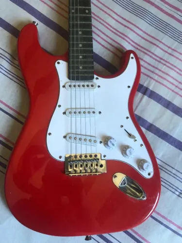 Guitarra Elétrica Stratocaster Queen's D137561<br>Vermelha Hardwood 6 Cordas