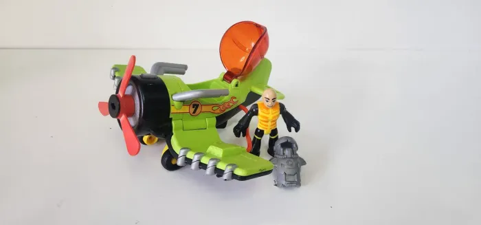 Avião Batalha Imaginext com personagem e acessório. 