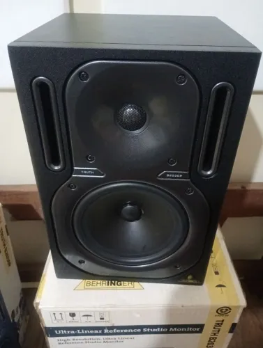 Monitores de áudio Behringer Truth b2030p