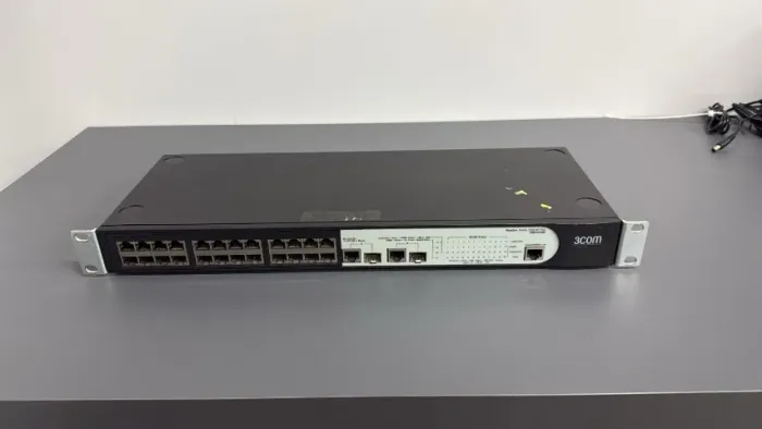 Switch Gerenciável 3Com Baseline 2226 Plus 24 Portas + 2 SFP Gigabit (3CBLSF26H)
