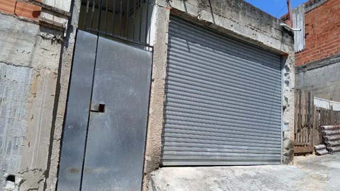 Imóvel com construção- garagem, quarto e dois banheiros