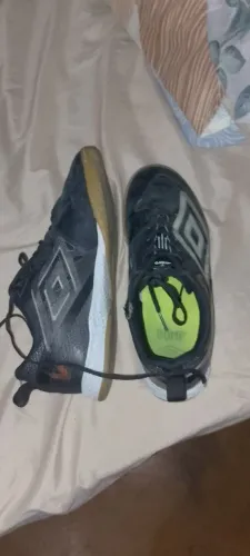 Vendo esta  chuteira de futsal da umbro tamanho 39 40