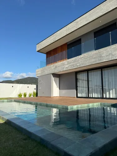 OPORTUNIDADE CASA DELUXO PRONTA NO CALEDÔNIA 5suítes, 7bwc, 4vgs, com piscina e muito mais