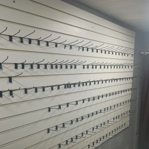 Vendo painel canaletado OSB: Já com as fitas e com quase 200 ganchos