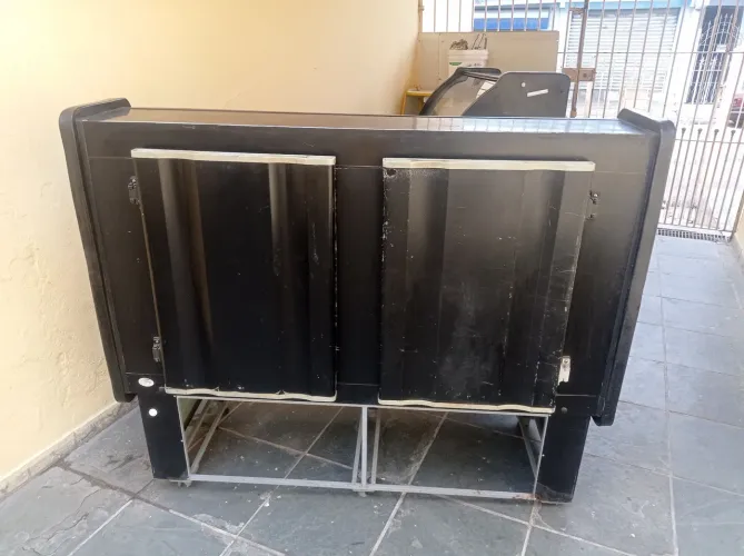 Dois balcão repositor um refrigerado e um seco