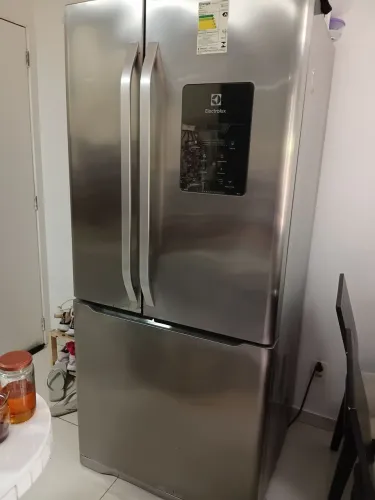 Geladeira 3 portas Electrolux Inox 579L Inverse Seminova em ótimo estado de conservação