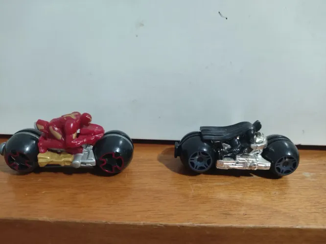 Miniaturas hot Wheels moto tracks bat pode Batman e iron man 
