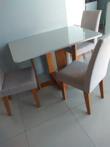 Mesa de jantar com 4 cadeiras , sem havarias poucos meses de uso
