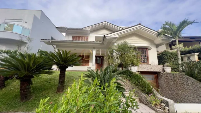 Casa à Venda em Jurerê Internacional | 4 Suítes | Piscina | 400m da Praia