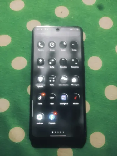 Celular com um rachado pequeno na tela mais não dificulta em nada presta tudo