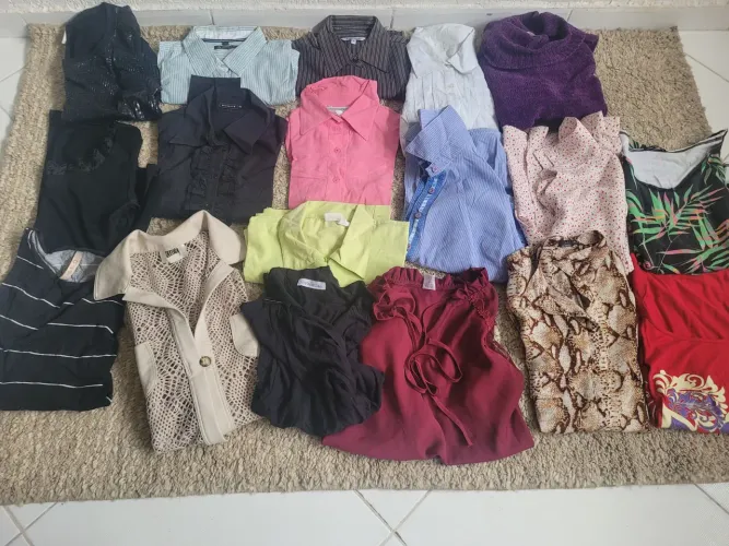 Lotes com 18 peças de camisas feminina tamanhos variados p m g