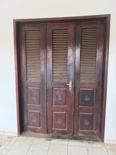 Vendo porta e janela de madeira