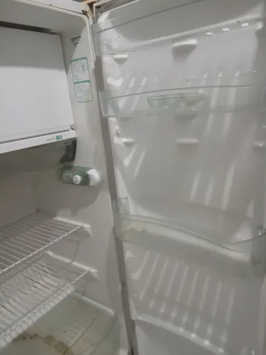 Vende se geladeira