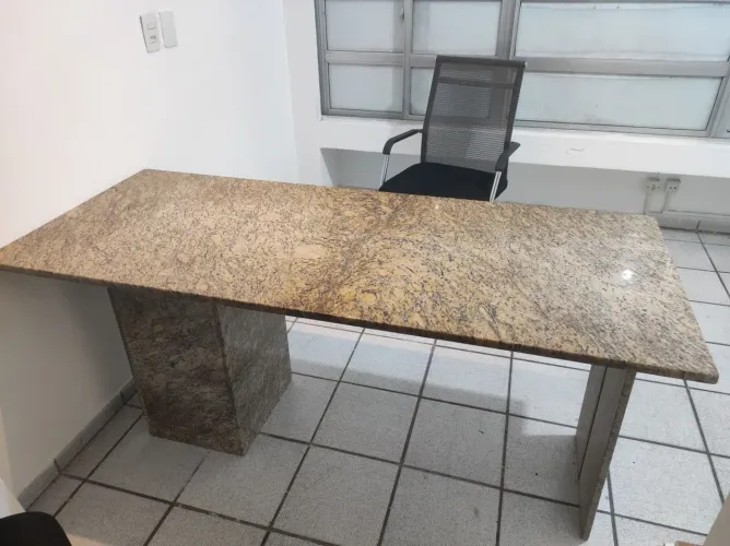 Birô de mármore com prateleiras.