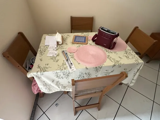 MESA RETANGULAR E 4 CADEIRAS PRODUTO NOVO