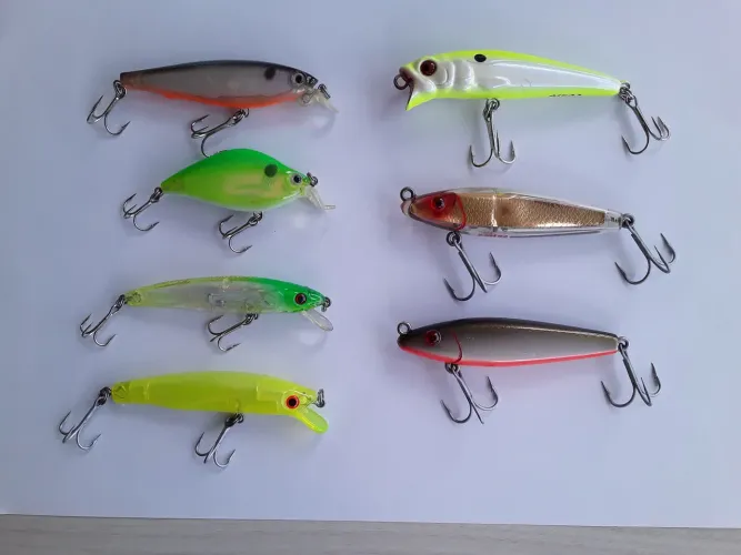 Kit com 7 Iscas Artificiais de Diversas Marcas.