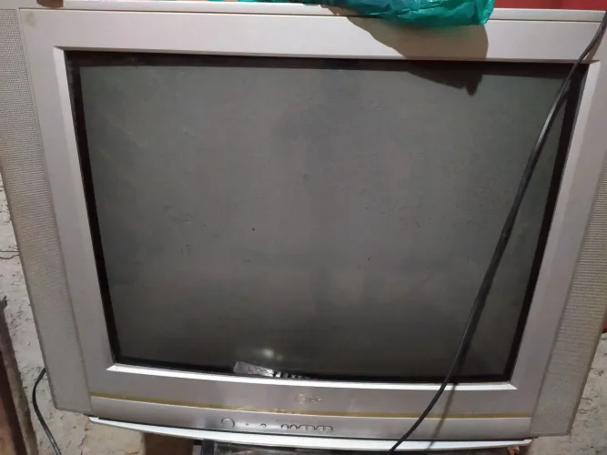 Televisão LG 29 polegada; perfeito estado de conservação. tenho controle dela também!