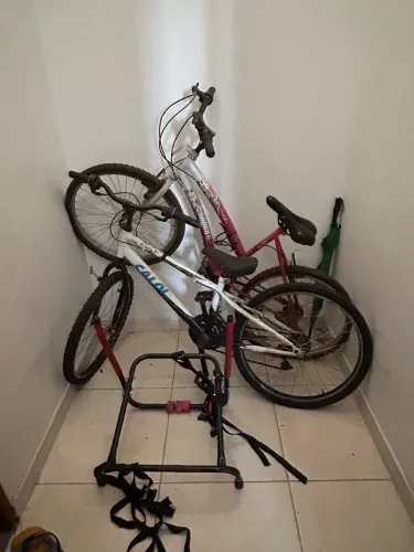 Bicicleta e suporte
