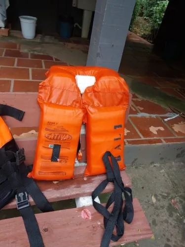 04 (quatro) Coletes salva vidas