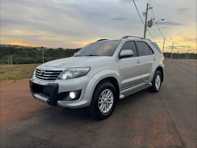 Toyota Hilux SW4 SR 4X2 2.7/ 2.7 Flex 16V Aut. 2013