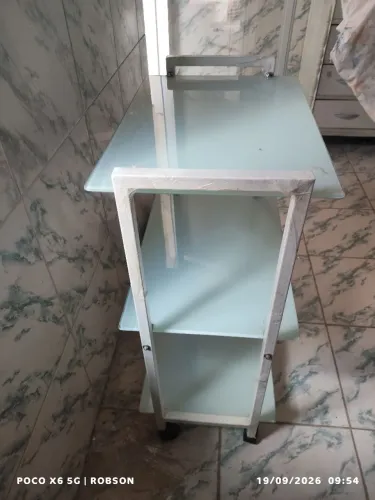 Mesinha de quarto com prateleiras