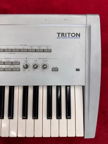 Teclado KORG Triton novíssimo com garantia 