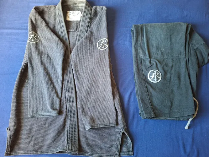 Kimono keiko A2 pouco usado , estou vendendo porque ficou grande