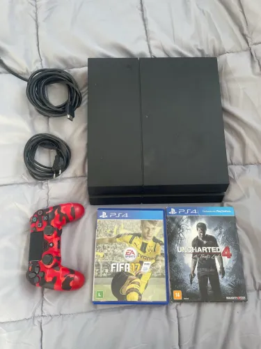 PlayStation 4 Fat conservado. Acompanha controle + 2 jogos