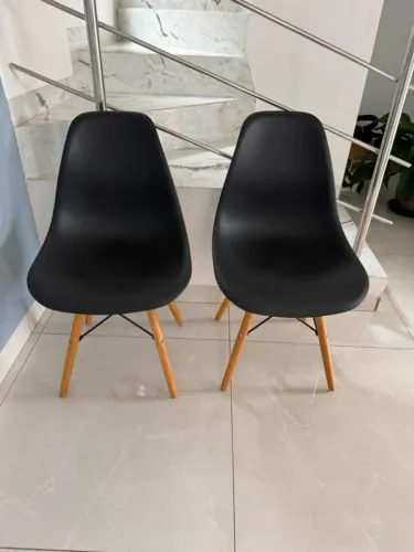 2 cadeiras eames preta