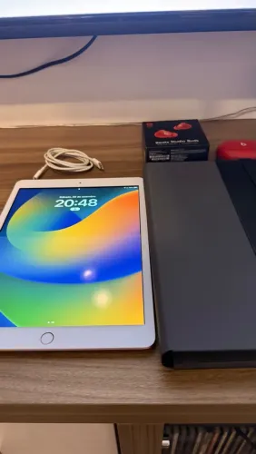 Ipad 9ª geração com teclado logi e beats ear buds