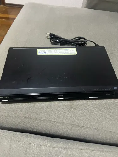 DVD player Philips dvp 3980k tem um ano de uso tem um controle tudo funcionando .