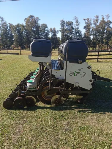 Plantadeira Adubadeira marca Atria - pouco uso