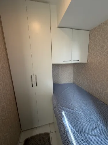 Quarto planejado completo com cama, armários e gaveteiros