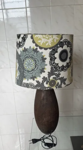 Abajur com cúpula de tecido