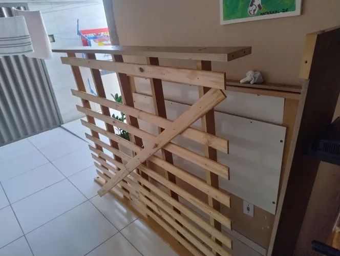 Cama com cabeceira.
