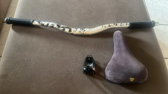 LUNJE,LUVA,MESINHA E LÁ MÁFIA PRA VENDA