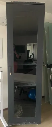 Rack em metal para aparelhos eletrônicos