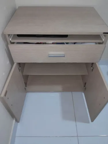 Escrivaninha com gaveta e suporte imbuído para teclado, duas porta com prateleira.