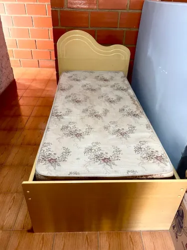 Cama de solteiro de madeira com colchão 