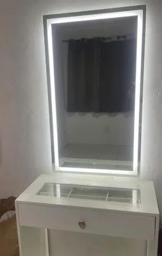 Penteadeira em MDF com Espelho LED 100x60 e Tampo de Vidro - Excelente Estado