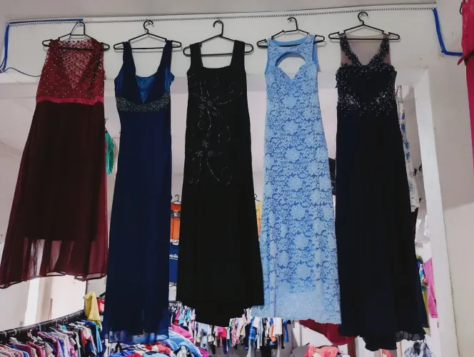 LOTE DE 30 VESTIDOS DE FESTA SAINDO A 25 REAIS CADA