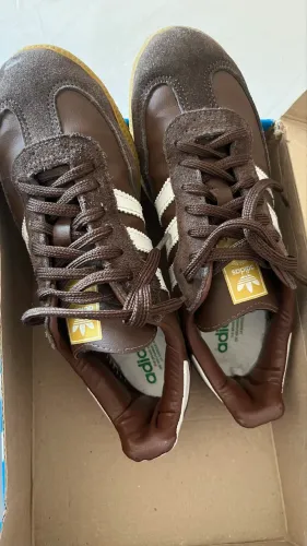 Dois tênis adidas