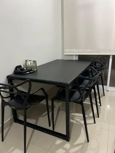 Vende se mesa de jantar com 6 cadeiras
