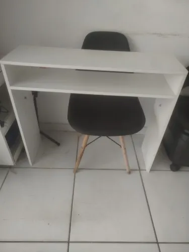 Mesa de manicure com cadeira