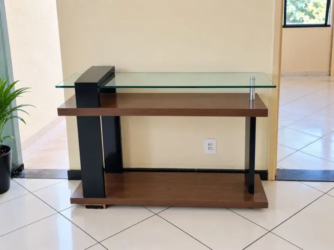 Rack para TV com tampo de vidro - madeira e preto