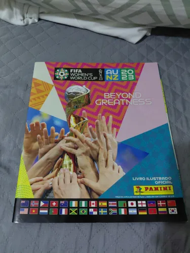 Álbum da copa feminina 2023 com 61 figurinhas coladas