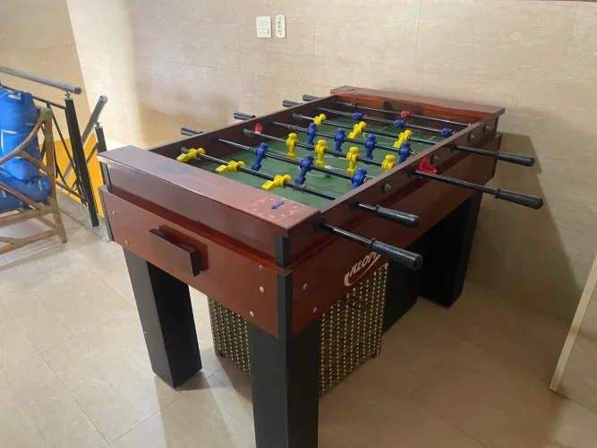 Mesa de pebolim/toto luxo marca Klopf com varões embutidos