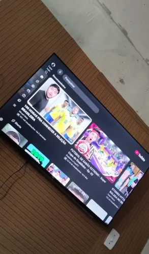 Vendo uma tv smart de 43 polegadas semi nova só apenas com 5 meses de uso garantia 5 anos