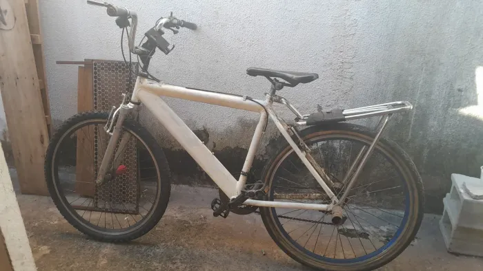 Bicicleta aro 26 com garupa e pedaleiras (está com o eixo de rotação do pedal com defeito)